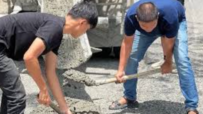 Penduduk Protes Jalan Hancur Buat Jalan Sendiri Gunakan Uang Patungan